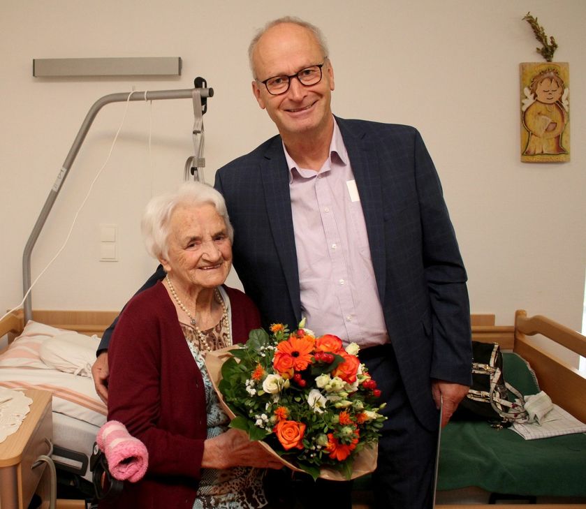 Bürgermeister Dr. Hans-Peter Schick überbrachte Maria Tillenburg nicht nur einen Blumenstrauß und eine Urkunde der Stadt, sondern auch die Glückwünsche von Ministerpräsident Armin Laschet. Fotos: Thomas Schmitz/pp/Agentur ProfiPress