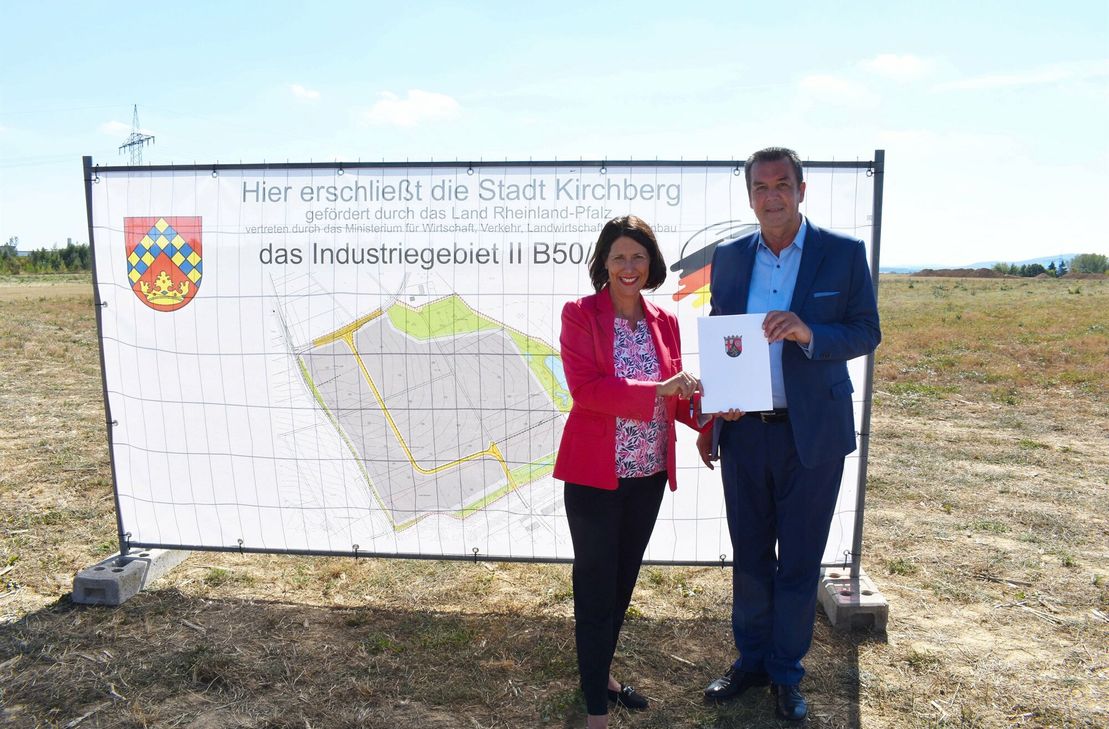 Wirtschaftsministerin Daniela Schmitt überreicht den Förderbescheid an Bürgermeister Werner Wöllstein.