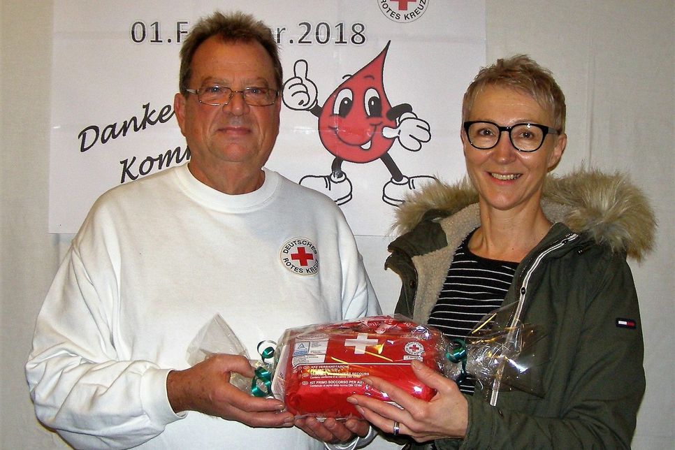 Anja Lasthaus bekam von Lothar Spitzley, 1. Vorsitzender des DRK-Ortsvereins Mendig, als 75. Tagesspenderin ein kleines Geschenk.