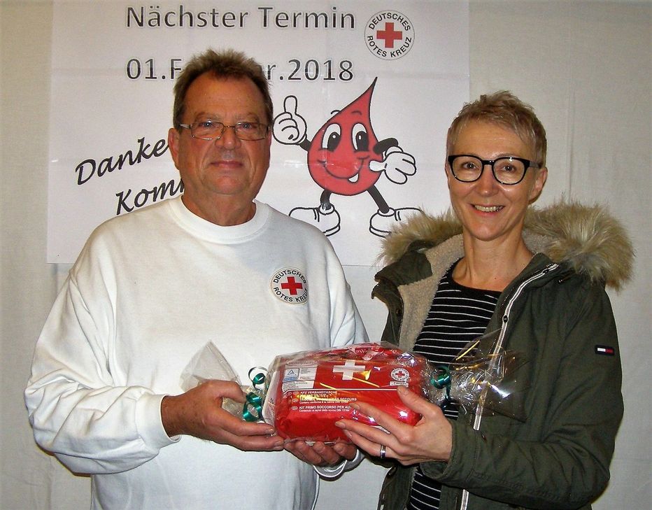 Anja Lasthaus bekam von Lothar Spitzley, 1. Vorsitzender des DRK-Ortsvereins Mendig, als 75. Tagesspenderin ein kleines Geschenk.