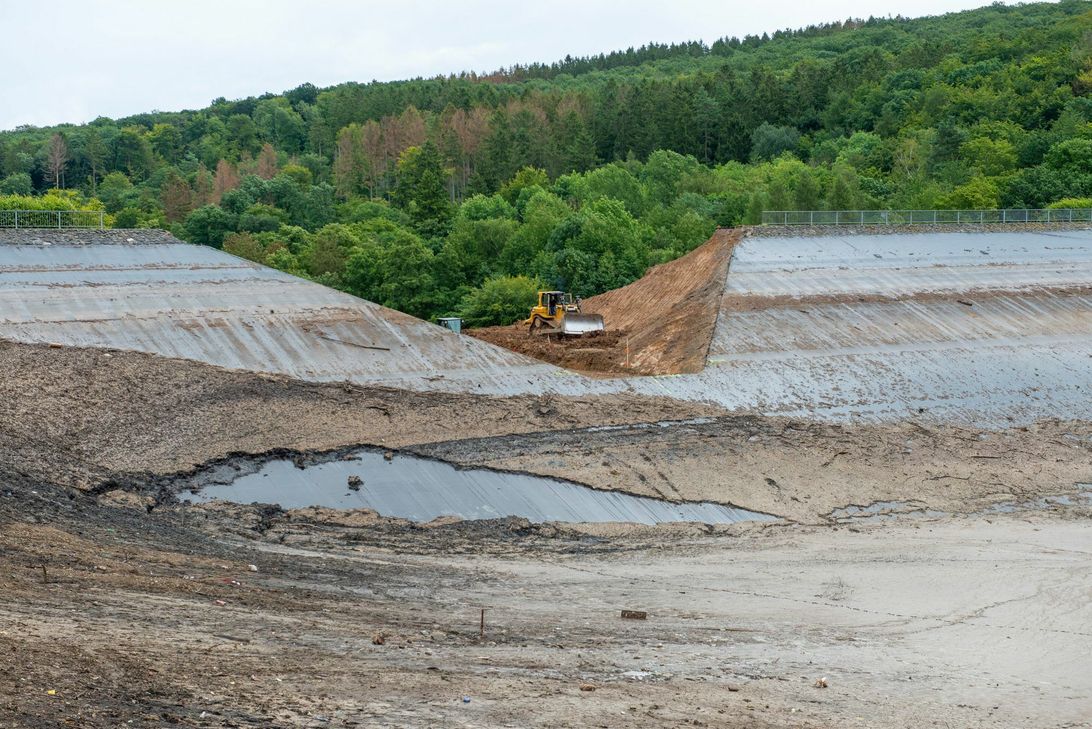 Eine Scharte in der Staumauer markiert die neu definierte Betriebsstauhöhe der Steinbachtalsperre. Sollte mehr Wasser zufließen, als als über den Grundablass abgeleitet werden kann, verfügt die Talsperre noch über ein gewisses Stauvolumen. Foto: e-regio