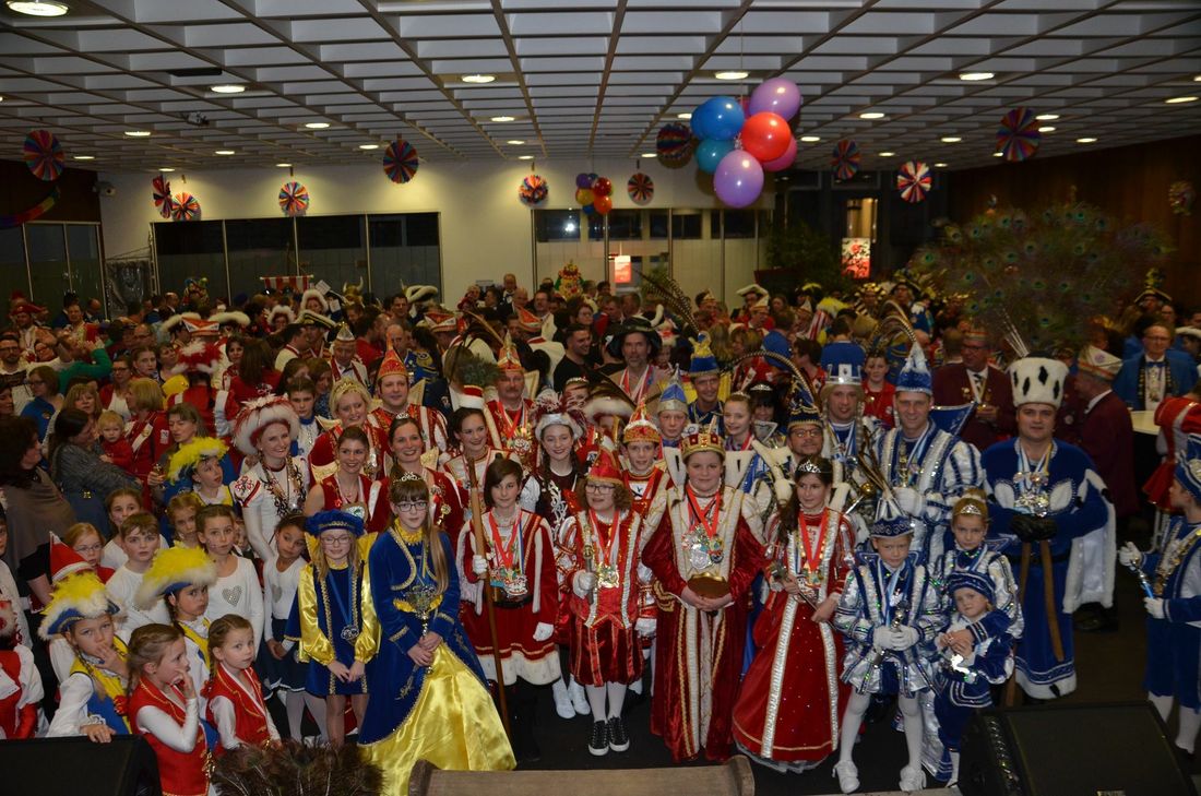 Farbenfroh und gut gelaunt füllten die Eifeler Karnevalsgesellschaften mit ihren Tollitäten an der Spitze die Schalterhalle der Sparkasse in Monschau. Foto: Thomas Förster