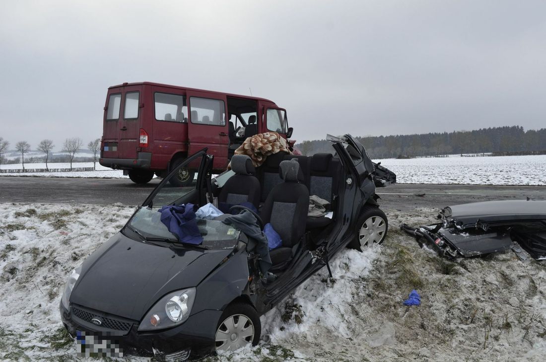 Die Feuerwehr musste den Fahrer dieses Wagens aus dem Fahrzeug befreien.