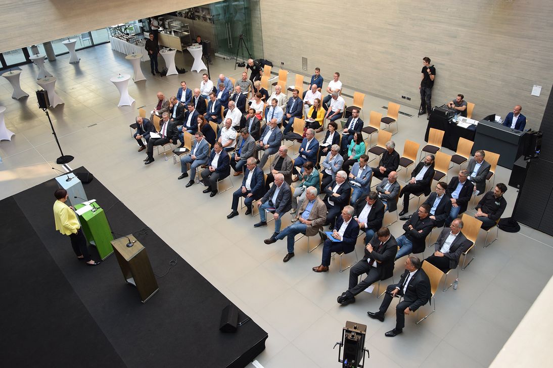 Die Landeshandwerkskonferenz bei der HwK Koblenz stellte das Hochwasser, den Stand bei den bisherigen Aufräumarbeiten und die nächsten Schritte beim Wiederaufbau des Ahrtals in den Mittelpunkt. (Fotos: HwK)