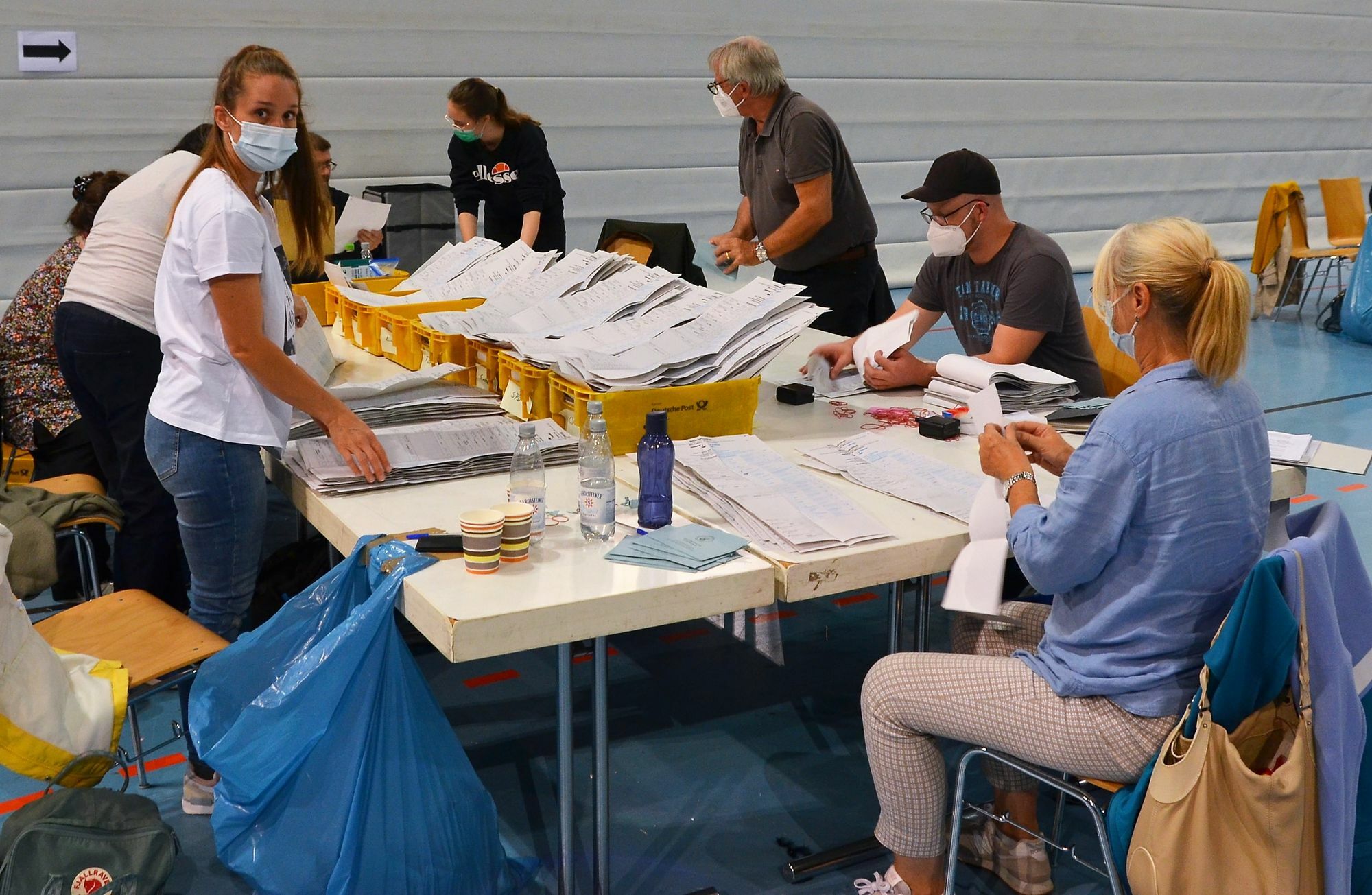 Knapp 800 Wahlhelfer waren bei der Bundestagswahl 2021 in Trier im Einsatz. Unser Foto zeigt Wahlhelfer bei der Auszählung der Stimmzettel in der Arena Trier. Foto: Finkenberg