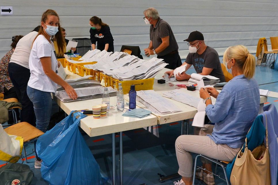 Knapp 800 Wahlhelfer waren bei der Bundestagswahl 2021 in Trier im Einsatz. Unser Foto zeigt Wahlhelfer bei der Auszählung der Stimmzettel in der Arena Trier. Foto: Finkenberg