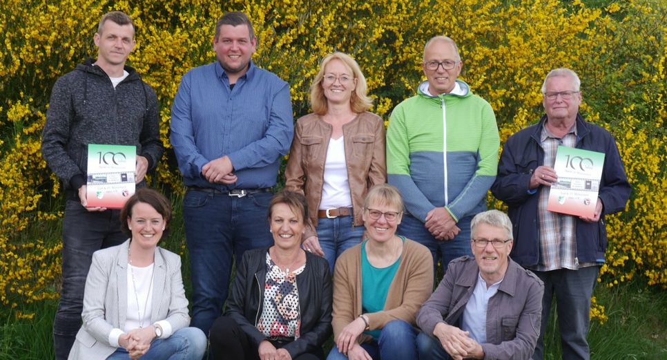 Sichtlich stolz präsentieren Verantwortliche der Arbeitskreise den beiden Vorsitzenden von TV, Ute Brandenburg (vorne, 2.v.r.) und Tim Volpatti (hinten, 2.v.l.) »ihr« Werk.