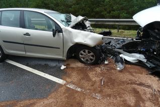 Die beiden Fahrzeuge stießen frontal zusammen. Foto: Polizei