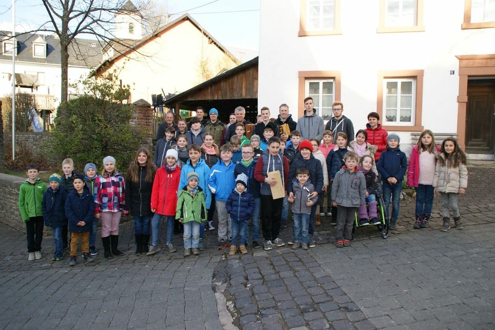 40 Kinder in zehn Gruppen waren in Osburg unterwegs und hielten auch in diesem Jahr die Tradition des vorösterlichen Klapperns aufrecht.  Foto: Schuh