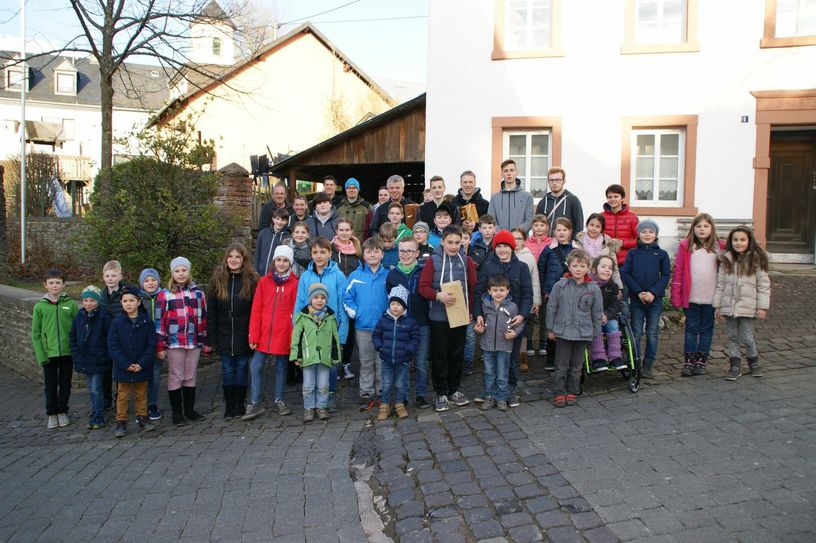 40 Kinder in zehn Gruppen waren in Osburg unterwegs und hielten auch in diesem Jahr die Tradition des vorösterlichen Klapperns aufrecht.  Foto: Schuh
