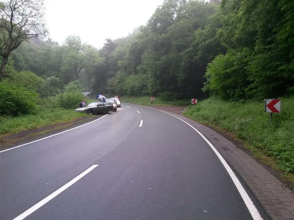 Auf der B 257 zwischen Altenahr und Kalenborn kollidierten am Montagmorgen zwei Autos. Foto: Polizei Bad Neuenahr-Ahrweiler