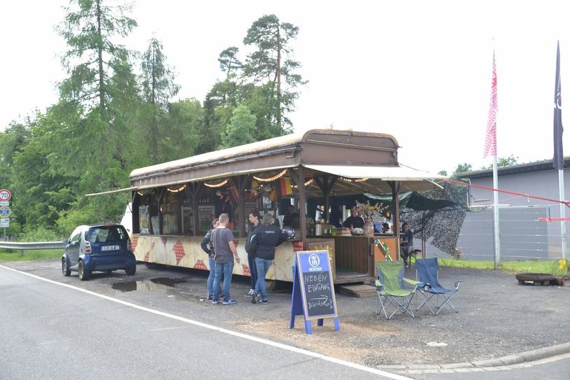 Jupp ist Anlaufstelle für Freunde und Passanten.