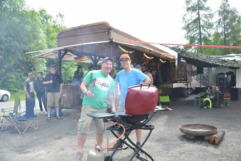 Stefan Rhiem (l.) und Marc Fühling sind mit Jupp zum Nürburgring gereist.