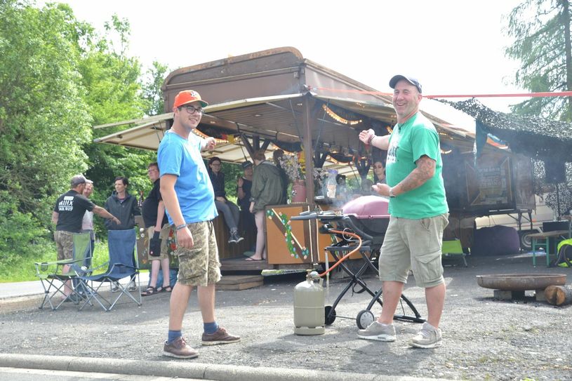 Stefan Rhiem (l.) und Marc Fühling sind mit Jupp zum Nürburgring gereist. (Fotos: Mager)