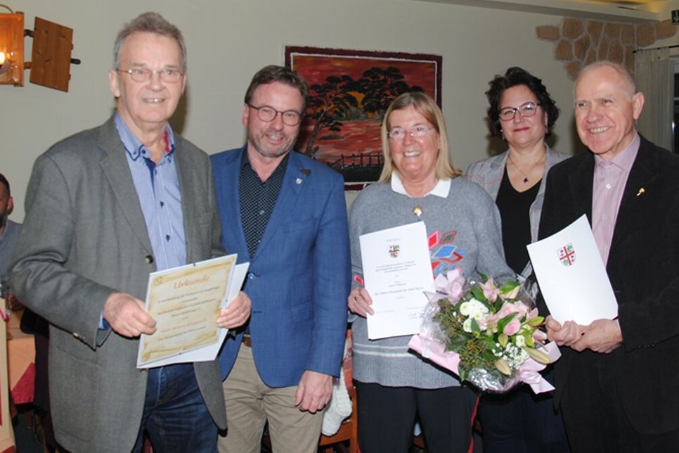 Von links: Armin Klappach, Oberbürgermeister Wolfgang Treis, Jutta Grabkowsky, Bettina Cornely und Helmut Elschner.
