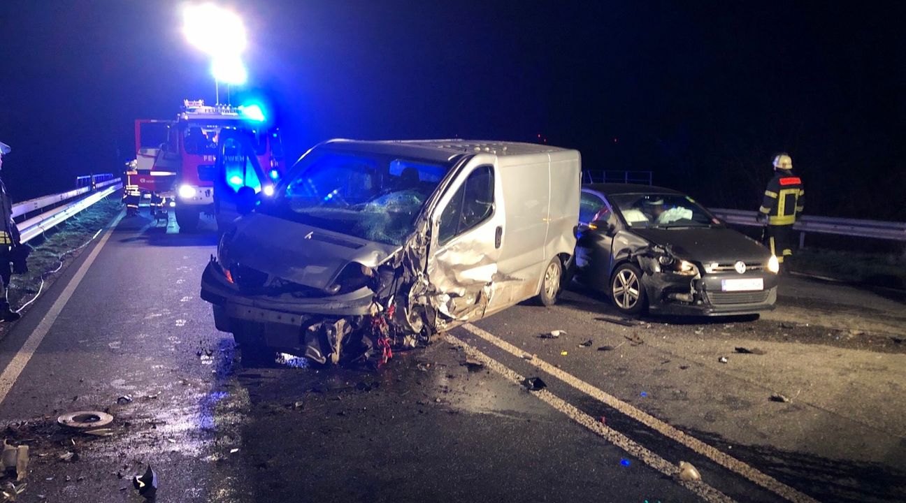 Den Rettungskräften bot sich beim  Eintreffen am Unfallort ein Feld der Verwüstung an.