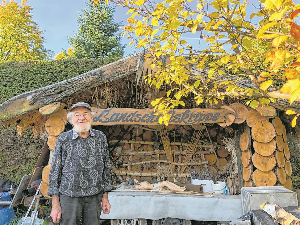 Diese Krippe weist vor dem Höfener Gotteshaus auf das große Bauwerk in der Pfarrkirche hin, das Reiner Jakobs pünktlich zum ersten Advent errichten wird. Und er hofft, dieses Jahr dort auch wieder für die Gäste und Spender seiner Hilfsaktion musizieren zu dürfen.