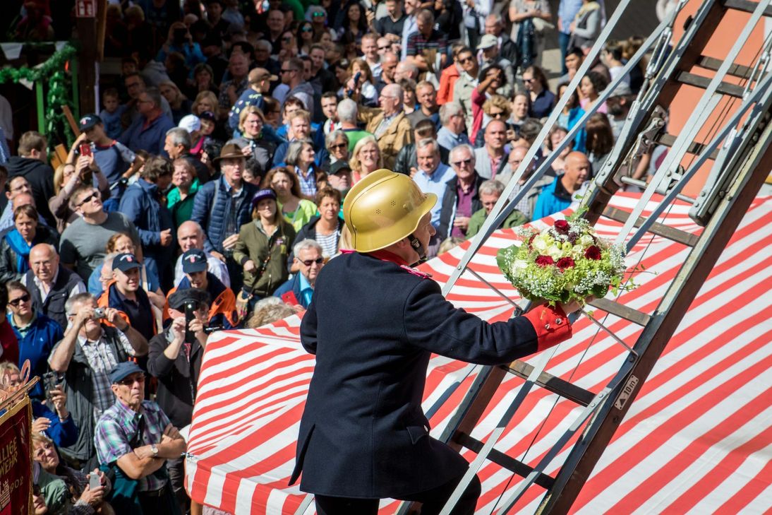 Der Gruß an St. Rochus gehört einfach dazu: Er bekommt einen Blumenstrauß überreicht und traditionell die Nase geputzt, denn das soll gutes Wetter bringen.  Foto: Glenn Zimmer
