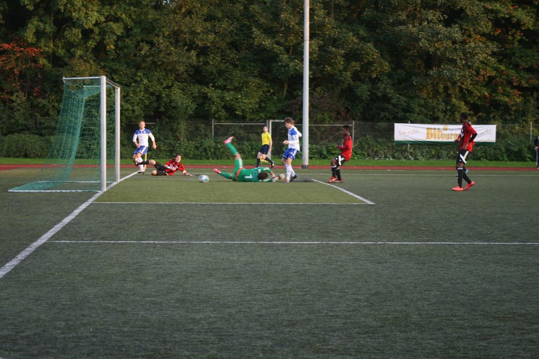 Im Pokalfinale duellierten sie sich noch, jetzt sind die blau-weißen Eicherscheider und die schwarz-roten Roetgener gemeinsam ins Achtelfinale des Mittelrheinpokals eingezogen.