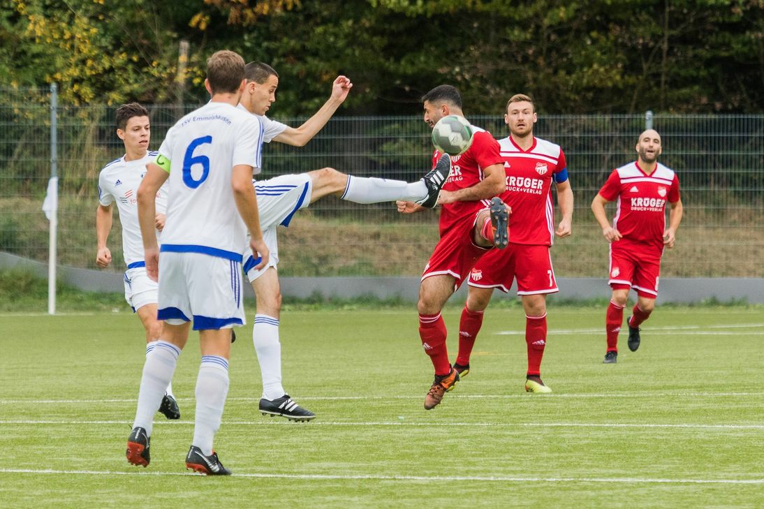 Das Kellerduell der Tabelle zwischen Emmelshausen (weiß) und Diefflen wurde intensiv geführt. Am Ende hatte der TSV das Nachsehen. (Foto: Arno Boes)