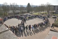 Die Schülerschaft des FSG hat sich in Form eines Friedenszeichens auf dem Schulhof versammelt