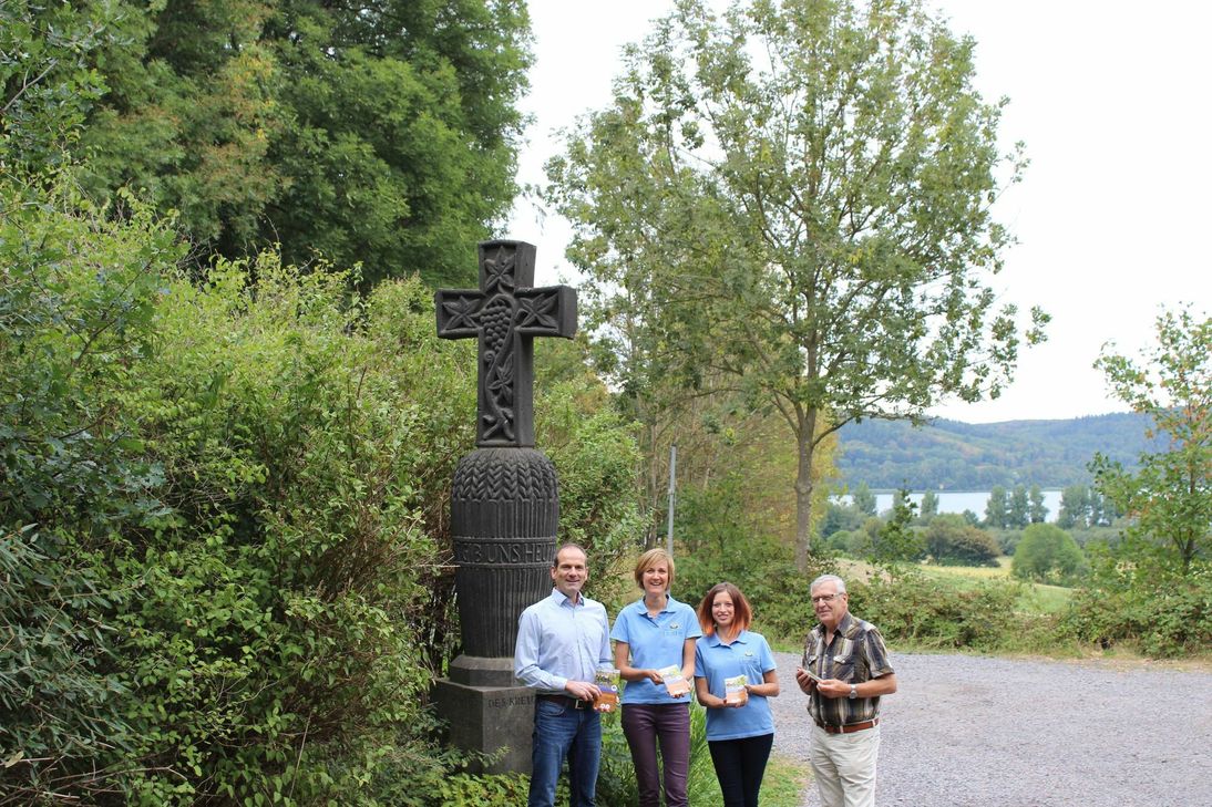 Am Startpunkt der Deutschen Vulkanstraße, dem Erntekreuz in Maria Laach (von links): Jörg Busch (Vulkanpark GmbH), Sarah Radermacher, Dani Bell (Vulkanregion Laacher See) und Vulkanparkführer Walter Müller.