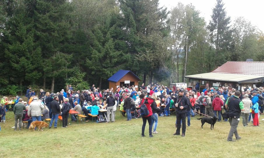 Impressionen von der Weinerlebniswanderung am Samstag. Fotos: Fischer