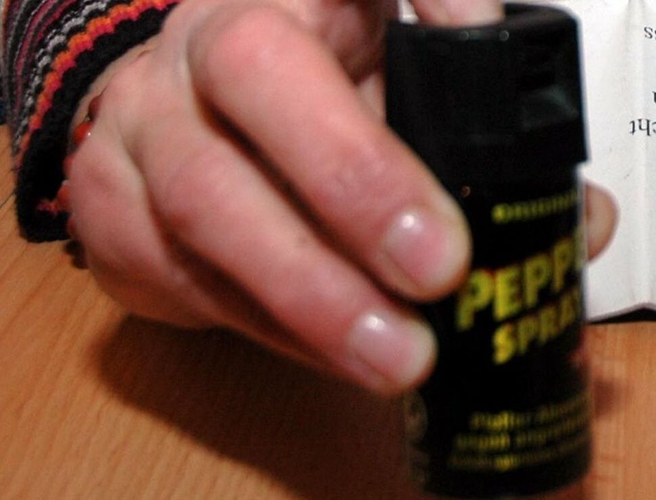 Ein Mann soll in Ulmen drei Personen mit Pfefferspray attackiert haben.