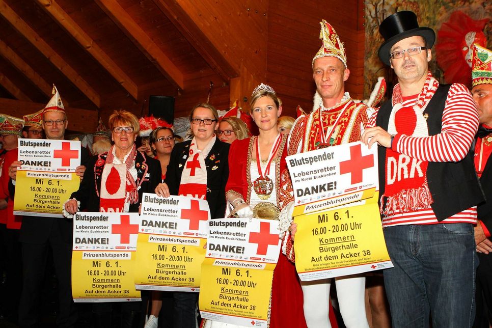 . Auf der Bühne machte sich der Deutsche Rote Kreuz Kreis-Geschäftsführer Rolf Klöcker mit seinen Mitstreitern für die Prinzenblutspende der Kommerner Karnevalisten stark.