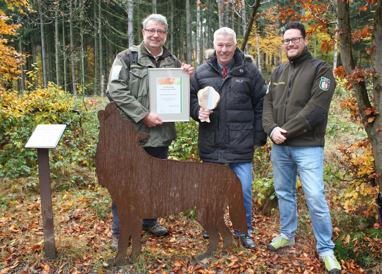 Zur Auszeichnung des barrierefreien Naturerkundungspfades »Der Wilde Weg« als UN-Dekade Projekt Biologische Vielfalt reiste Professor Karl-Heinz Erdmann (Mitte) vom Bundesamt für Naturschutz in den Nationalpark Eifel und würdigte das Projekt mit der Überreichung der offiziellen Urkunde und der Auszeichnungstrophäe »Vielfalt-Baum« an Michael Lammertz (l.) und Tobias Wiesen (r.) von der Nationalparkverwaltung Eifel.