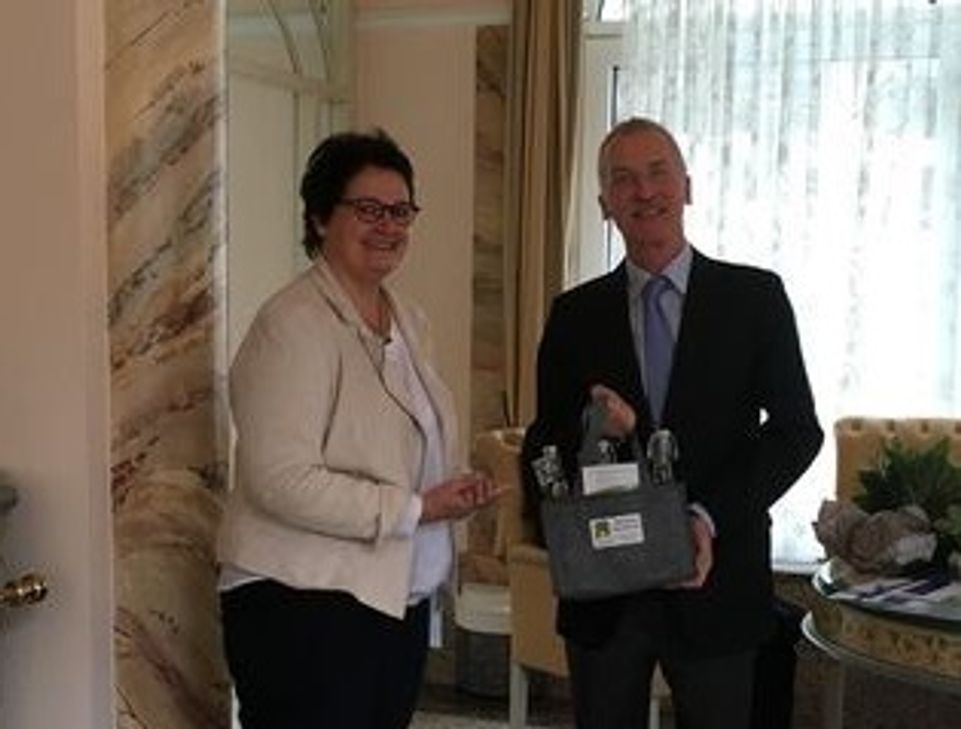 Die Bad Bertricher Bürgermeisterin Beatrix Lauxen gratuliert Prof. Dr. med. Norbert Frings zum Dienstjubiläum.