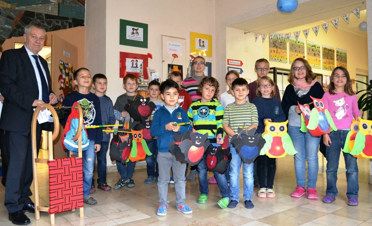 Stolz nimmt der 10-jährige Kevin (2. v. l.) seinen Siegerpreis aus den Händen von Landrat Manfred Schnur entgegen.