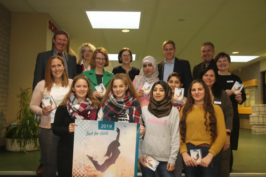 Das Team um die jungen Frauen, die am Kalender mitgearbeitet haben, stellte das Ergebnis den Sponsoren und dem Allgemeinen Vertreter des Landrates, Manfred Poth (l.) vor. Foto: Nolden