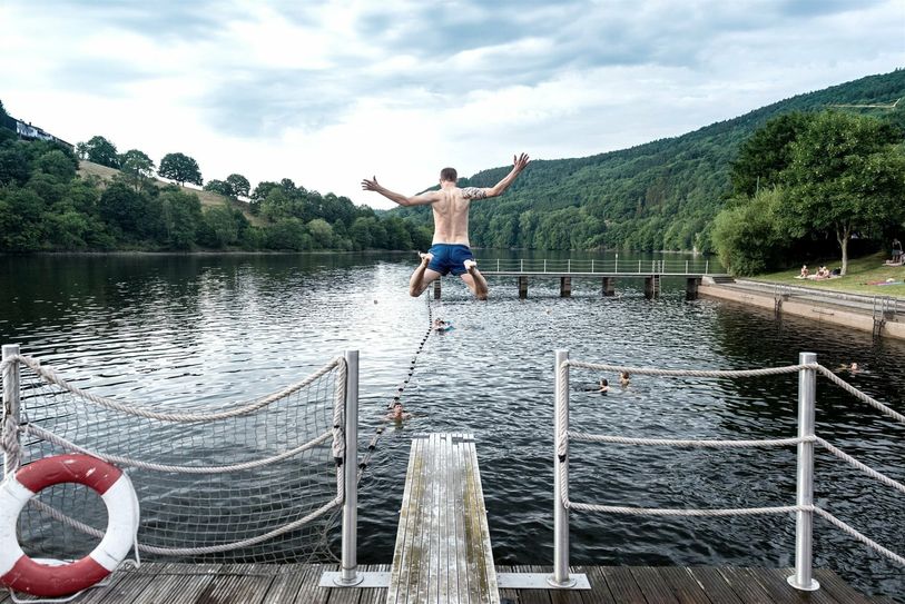 Nur an ausgewiesenene Badestellen ins Wasser gehen und fließende Gewässer meiden, rät der WVER
