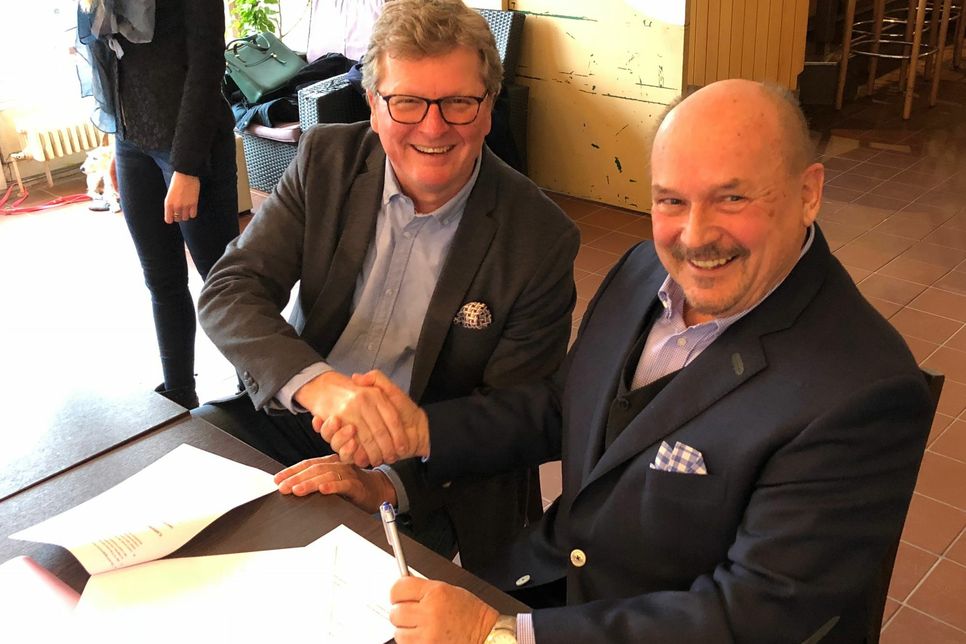 Alexander Jelen (TC Präsident) und Sponsor Peter Schlüschen bei der Vertragsunterzeichnung. Foto: Anton
