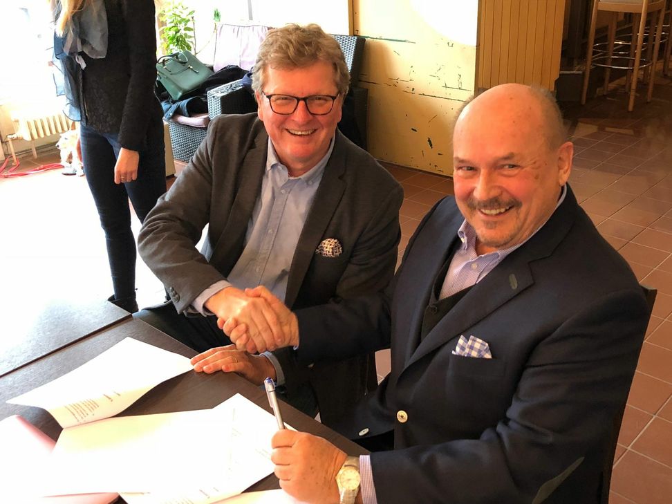 Alexander Jelen (TC Präsident) und Sponsor Peter Schlüschen bei der Vertragsunterzeichnung. Foto: Anton