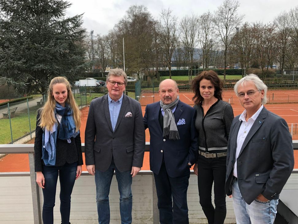 Freuen sich auf die Luxoil Open im August (von links): Simone Göbel (Turnier-Orga-Team), Alexander Jelen (TC-Präsident), Luxoil-Geschäftsführer Peter Schlüschen, TC-Vorstandsmitglied Anja Friedrich und Markus Grundhöfer (Tennistrainer und Turnierdirektor). Foto: Anton