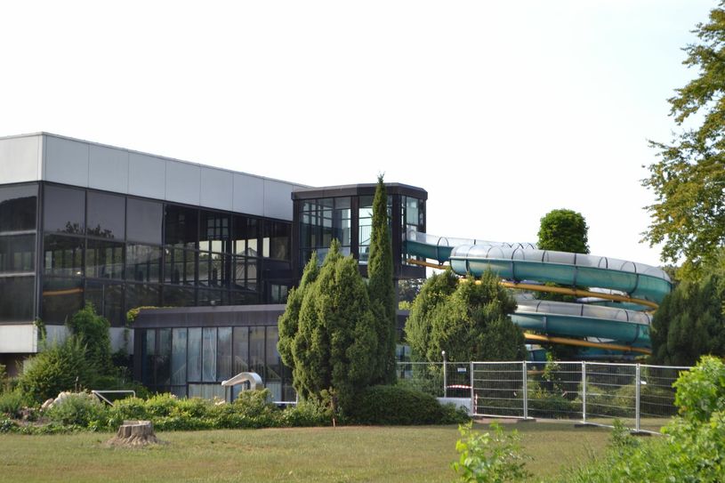 Das alte TWIN wird abgerissen, auf der jetzigen Wiese soll das neue Bad entstehen. Der Stadtrat hat den Neubau nun beschlossen. Foto: Mager