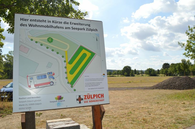 Auf dem entsprechenden Bauschild wird bereits auf die Erweiterung des Wohnmobilhafens am Seepark Zülpich hingewiesen. Die Arbeiten sollen am 03. August beginnen und etwa bis Mitte August dauern. Foto: Seepark Zülpich