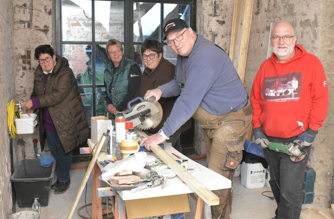 Packen gemeinsam an: Ingrid Büntgen-Inghoffen (v.l.), Dagmar Jahn-Gräff, Uta Büntgen, Michael Gräff und Helfer Frank Henzel aus Bergisch-Glabach.