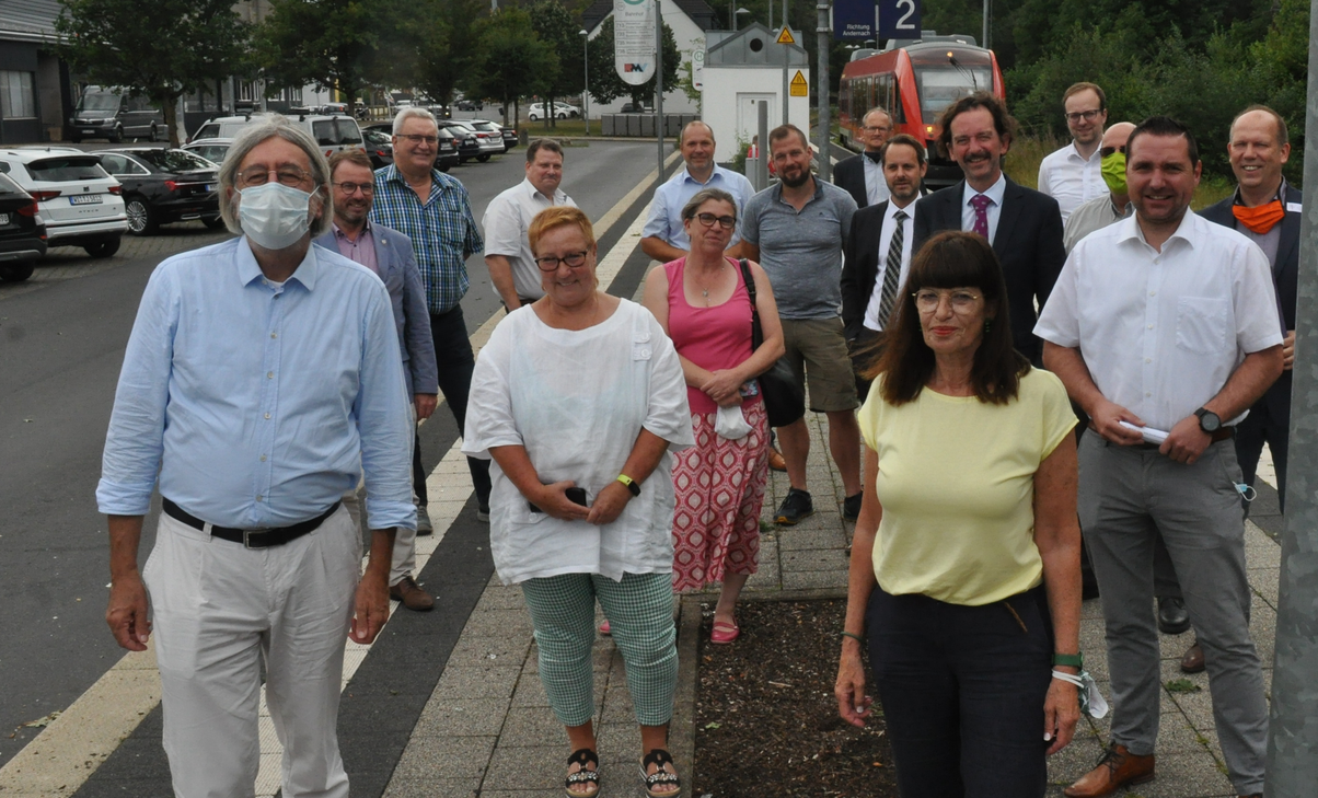 Jutta Blatzheim-Roegler (2. v. r), verkehrspolitische Sprecherin der Grünen im Landtag, informierte sich mit ihrem Fraktionsvorsitzenden Bernhard Braun (links) in Kaisersesch über die Eifelquerbahn und das Wasserstoff-Projekt.
