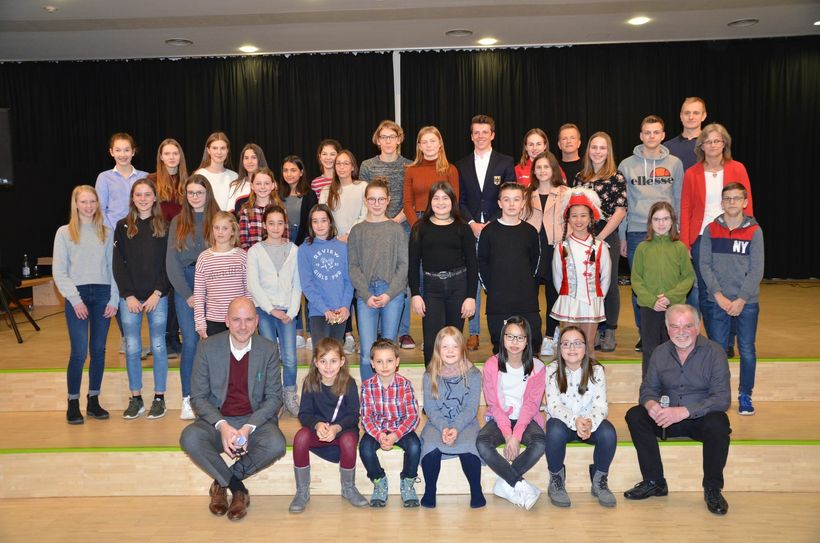 Eine sportliche Gemeinde: Bürgermeister Jorma Klauss (vorne, l.) ehrte gemeinsam mit Helmut Helzle (vorne, r.) vom Gemeindesportbund viele erfolgreiche Athleten aus Roetgen, Rott und Mulartshütte. Foto: T. Förster