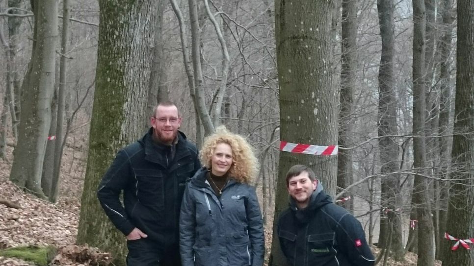 Marcel Schneider und Oliver Günter arbeiten im »Kletterwald Kriebstein« in Sachsen. Nun waren sie am Rursee, um Initiatorin Yasmin Kalmuth-Büyükdere fachmännisch zu unterstützen. Dabei steckten sie erste Parcours auf dem zwei Hektar großen Areal ab - zum Unmut der Kletterwald-Gegner, die darin das voreilige Schaffen von Fakten sehen, ehe der Nideggener Stadtrat einen Beschluss gefasst habe.