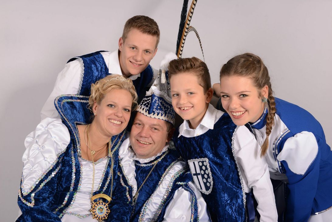 Mosella-Prinz Frank - Meister von Schinken und Trompete, eingekreist von ihrer Lieblichkeit Prinzessin Christina - Bruttscha Zauberfee der Schinkenstube und den "Thronfolgern" (v. l.) Nicolas, Kilian und Annabelle.