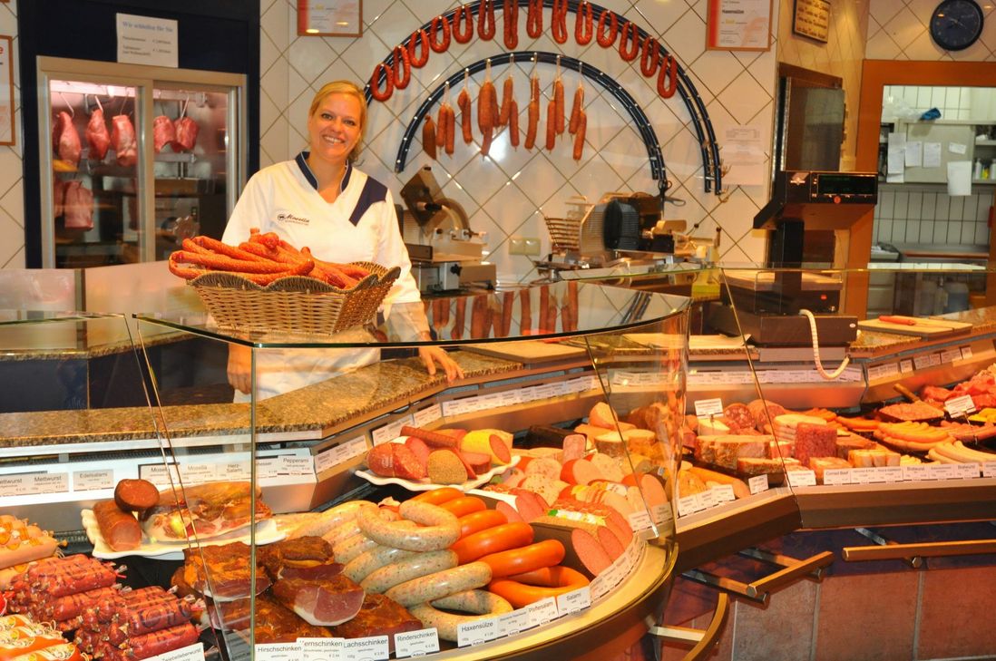 Christina Schinnen im "Reich der Fleisch- und Wurstwaren". Ob das ein Hinweis auf das Wurfmaterial ist?