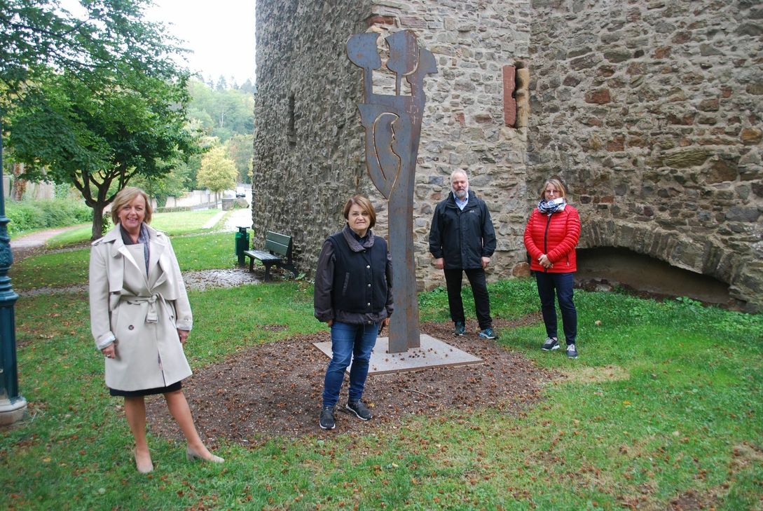 Bürgermeisterin Sabine Preiser-Marian (v.li.), Künstlerin Marti Faber, Bernhard Ohlert (CDU-Fraktionsvorsitzender), Alexandra Schröder (Stadt Bad Münstereifel) vor der Skulptur Umarmung I. Foto: Stadt Bad Münstereifel