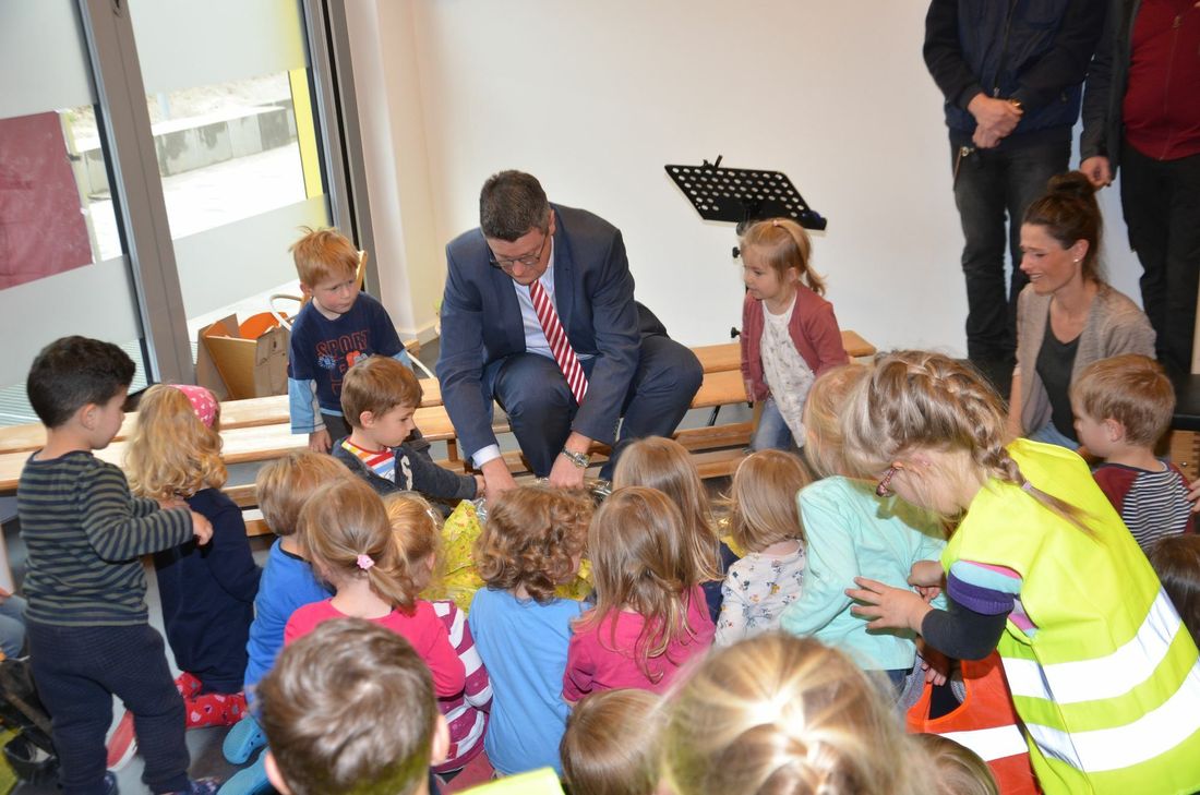 Dr. Tim Grüttemeier wandte sich altersgerecht an die Kinder der neuen Einrichtung. Foto: T. Förster