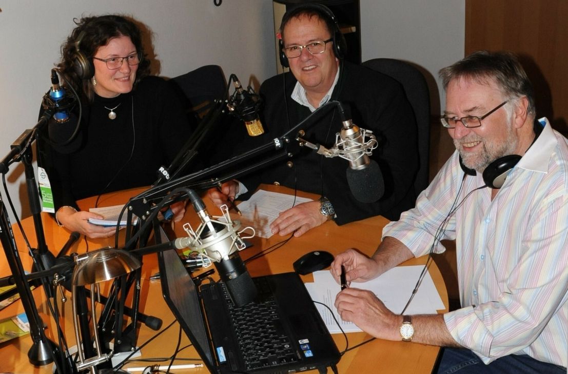 Die Radiomacher des Vereins Freundeskreis Nationalpark Hunsrück sind bereits ein eingespieltes Team. Im Bild (v. l.): Angela Enz-Warth, Hans-Joachim Billert und Stefan Pink. Foto: Schmieder