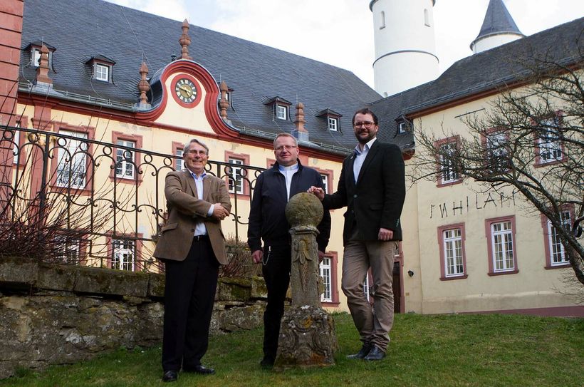 Wolfgang Scheidtweiler, Pater Lambertus Schildt (Prokurator der Salvatorianer) und Gästehaus-Leiter Christoph Böhnke freuen sich über die gute Bilanz nach eineinhalb Jahre mit dem neuen Kloster-Gästehaus. Foto: Paul Düster