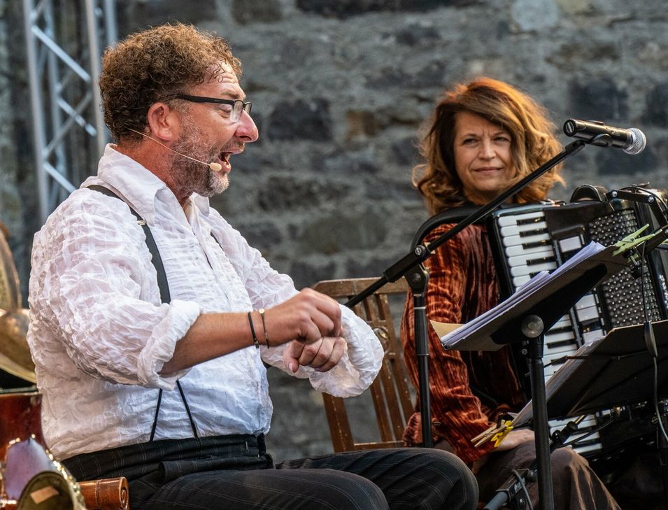 Der gebürtige Hatzenporter Stefan Wilkening brillierte mit der Akkordeonistin Maria Reiter auf der Burggfestspielbühne.
